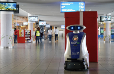 Първият робот почиства летище София